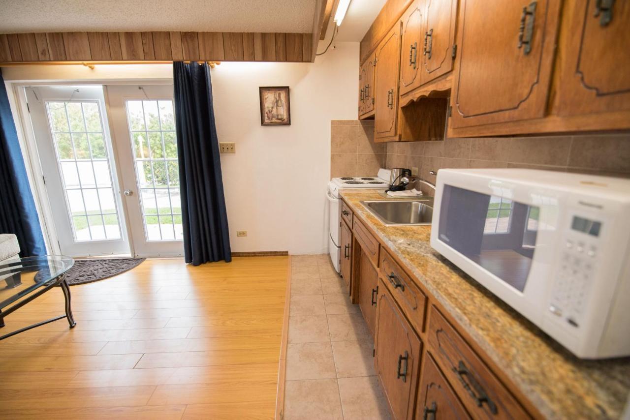 Windsong Guest Apartments Pembroke Bagian luar foto
